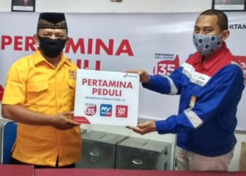 PEDULI TERHADAP PENCEGAHAN COVID-19 DI KELURAHAN MEKAR SARI, PERTAMINA BANTU ALAT SEMPROT DESINFEKTAN DAN APD