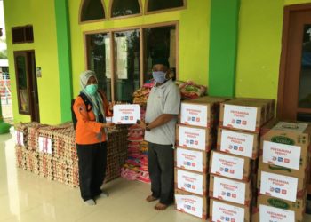 PERTAMINA SALURKAN SEMBAKO UNTUK KORBAN BANJIR LAWE-LAWE