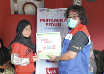 RINGANKAN WARGA, PERTAMINA BAGIKAN 100 PAKET SEMBAKO KE WARGA
