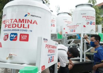 PERTAMINA BERI BANTUAN WASTAFEL PORTABEL KE KELURAHAN