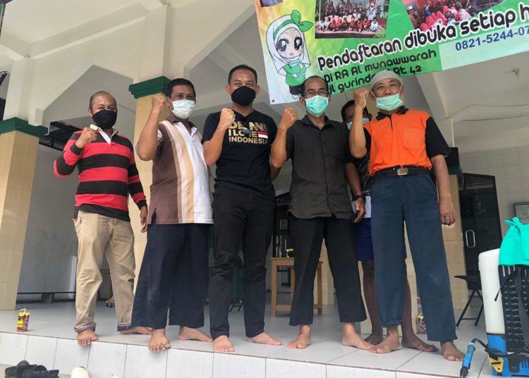 PEDULI CORONA, ANGGOTA DEWAN TURUT LAKUKAN PENYEMPROTAN