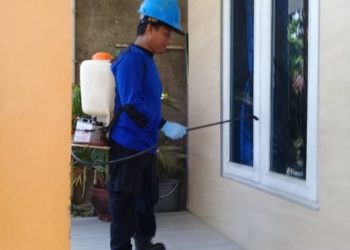 CEGAH CORONA,FMP SEMPROTKAN DISINFEKTAN DI PEMUKIMAN WARGA