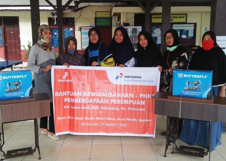 DUKUNG PROGRAM KEWIRAUSAHAAN DAN PEMBERDAYAAN PEREMPUAN, SKK MIGAS-PHKT BANTU MESIN JAHIT KELOMPOK PENJAHIT WANITA DI PPU