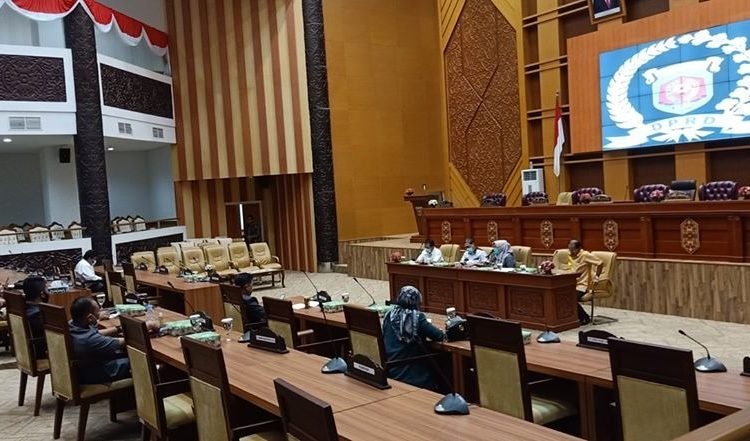 BAHAS PENANGANAN COVID 19 KOMISI IV GELAR HEARING BERSAMA DINKES