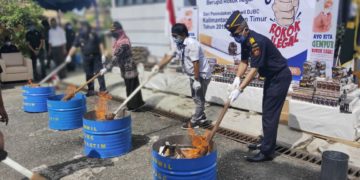 SERIUS TEKAN ROKOK ILEGAL, BEA CUKAI KALBAGTIM MUSNAHKAN RATUSAN RIBU ROKOK SITAAN