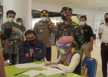 LAKUKAN PENINJAUAN, WALIKOTA APRESIASI KINERJA NEW NORMAL BANDARA SAMS