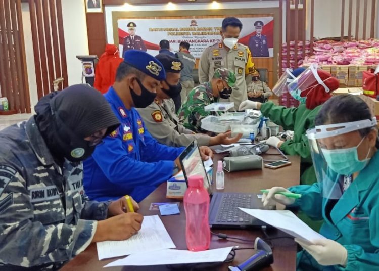 DUKUNG KEGIATAN POLRI, LANAL BALIKPAPAN IKUT LAKSANAKAN DONOR DARAH