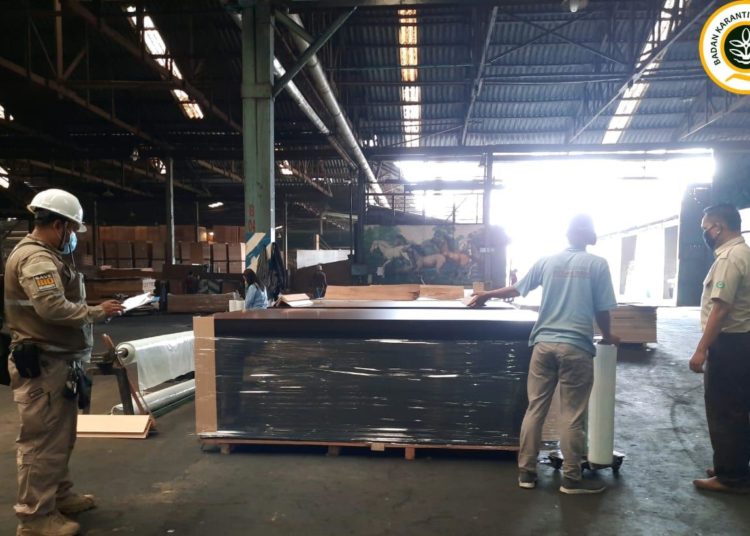 KAYU LAPIS KALTIM LARIS MANIS DI TIMUR TENGAH