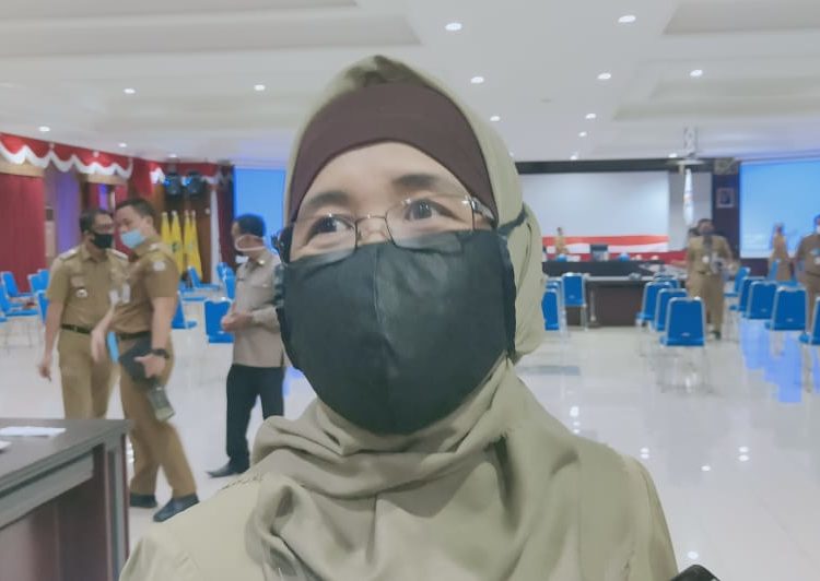 HARGANAS KE-27, DP3AKB BALIKPAPAN BAGIKAN KONDOM DAN PIL KB