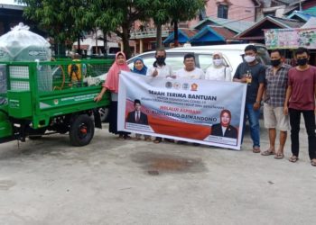 TEKAN PENYEBARAN COVID 19, BUDISATRIO DJIWANDONO SERAHKAN 10 UNIT MOTOR PENYEMPROT DISINFEKTAN