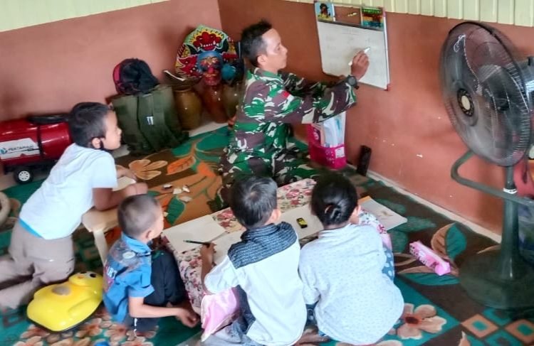 ANAK DESA SEMANGAT BELAJAR BERSAMA TNI