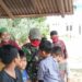 HILANGKAN PENAT DAN RINDU, PERSONIL SATGAS TMMD BERMAIN BERSAMA ANAK-ANAK
