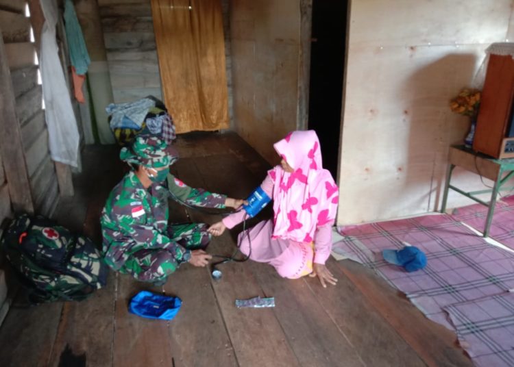 PEDULI WARGA, SATGAS TMMD GELAR CEK KESEHATAN DAN PHBS