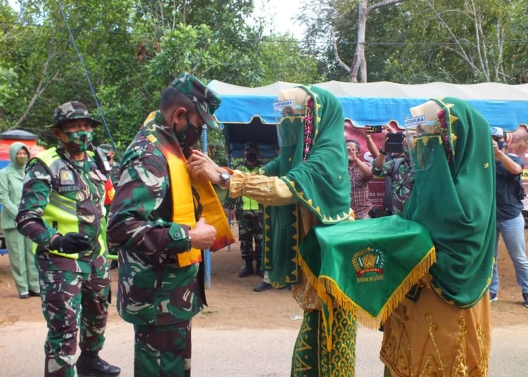 TIBA DI LOKASI TMMD ” ASTER KASAD DISAMBUT TAMPUNG TAWAR