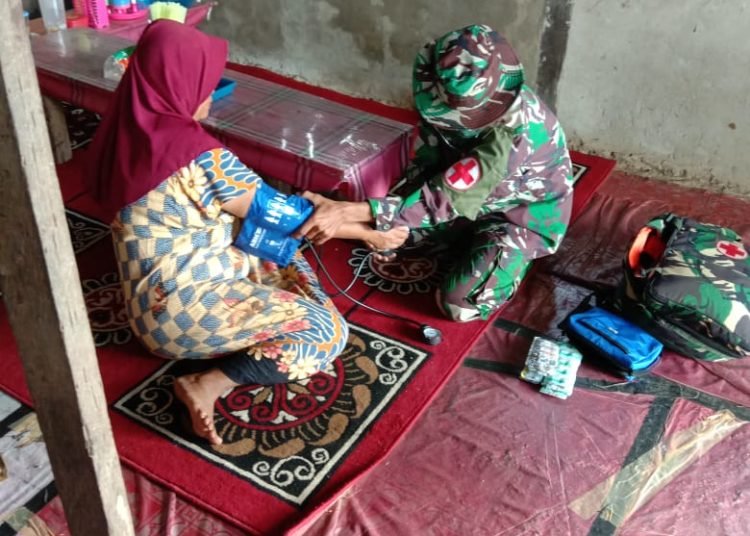 CEK KESEHATAN WARGA, SATGAS TMMD LAKUKAN “JEMPUT BOLA”