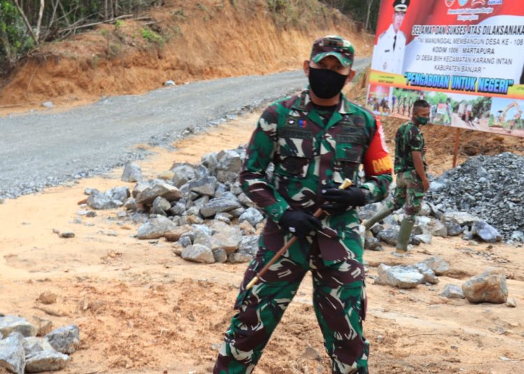 TAK KENAL LELAH, SEMANGAT SATGAS TMMD DESA BIIH TERUS MEMBARA