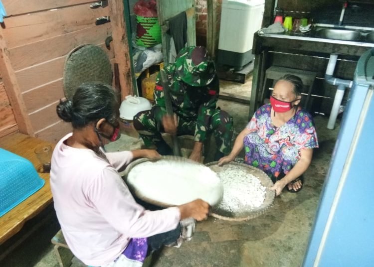 SEPERTI KELUARGA, SATGAS TMMD BANTU “PR” WARGA