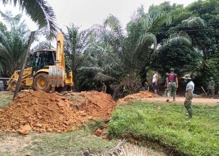 SATGAS TMMD GUNAKAN ALAT BERAT GARAP PLAT DUICKER