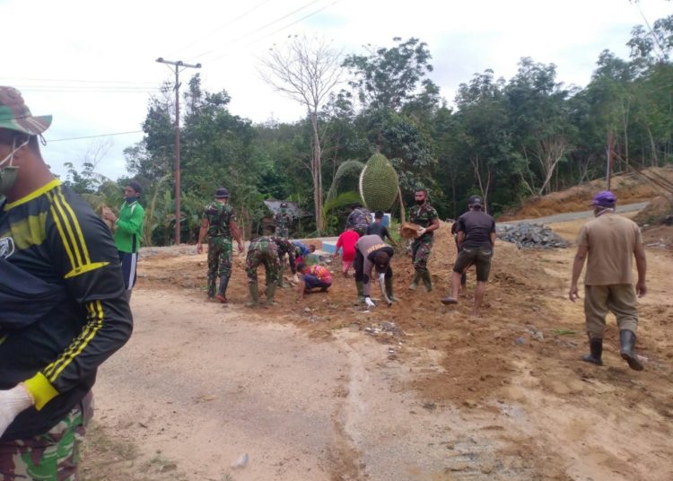 SATGAS TMMD BANGUN TUGU DURIAN, INI HARAPAN WARGA BIIH