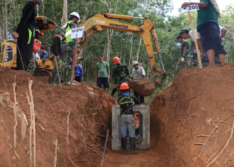 PASANG BOX BETON, SATGAS TMMD TERAPKAN PROTOKOL KESEHATAN