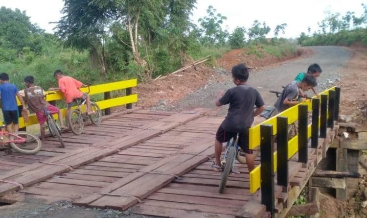 JEMBATAN BERFUNGSI, KINI JADI FAVORIT BERMAIN ANAK-ANAK