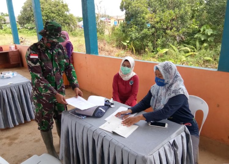 BANTU KEGIATAN POSYANDU, SATGAS TMMD INGATKAN SOCIAL DISTANCING