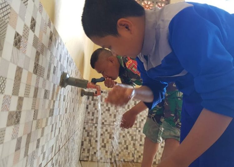 SAMBIL BEKERJA, SATGAS TMMD JUGA AJARKAN WUDHU PADA ANAK-ANAK
