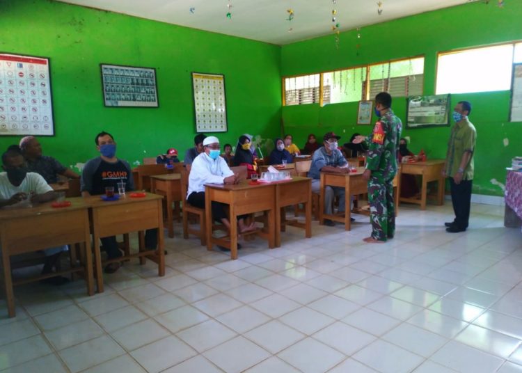 SELAIN MEMBANGUN DESA, SATGAS TMMD JUGA SOSIALISASIKAN COVID-19