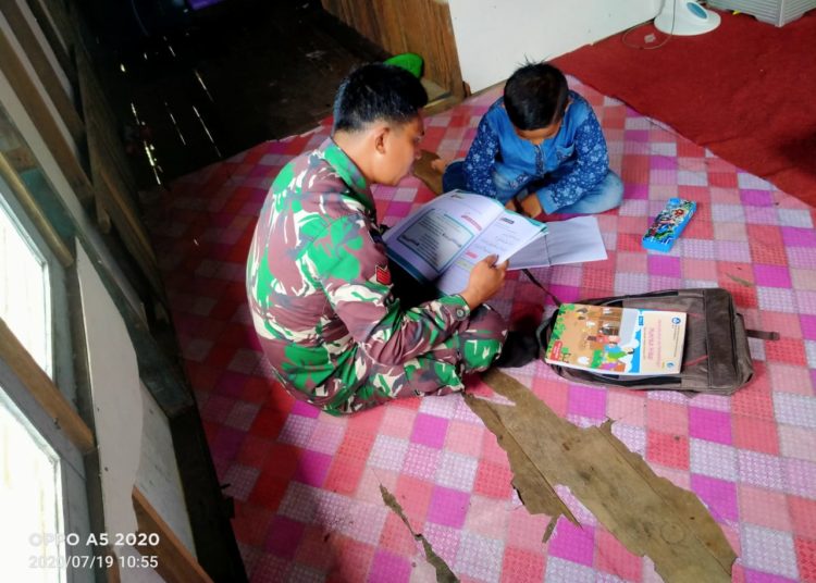 ANGGOTA SATGAS TMMD BIMBING ANAK-ANAK BELAJAR DI RUMAH