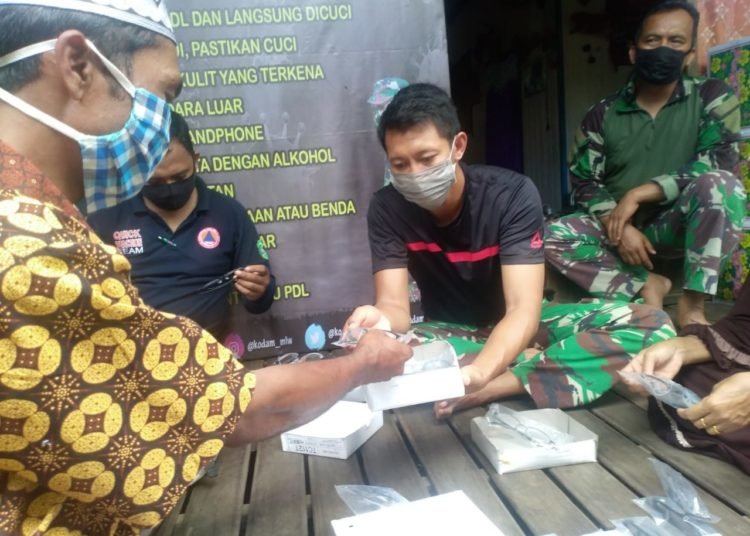PEDULI WARGA, SATGAS TMMD BAGIKAN KACAMATA GRATIS