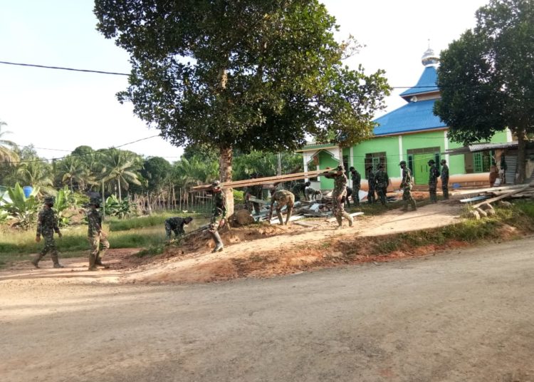 KEJAR TARGET, TNI BERSAMA WARGA KEBUT REHABILITASI MASJID HIDAYATULLAH