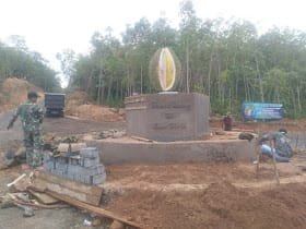 SATGAS TMMD KODIM 1006/MTP SELESAIKAN TUGU DURIAN DESA BIIH