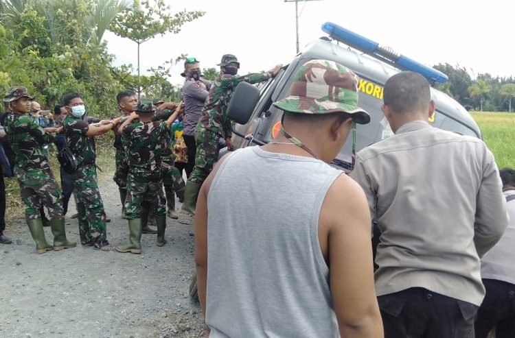 MOBIL POLRI AMBLAS, ANGGOTA SATGAS TMMD SIGAP MEMBANTU