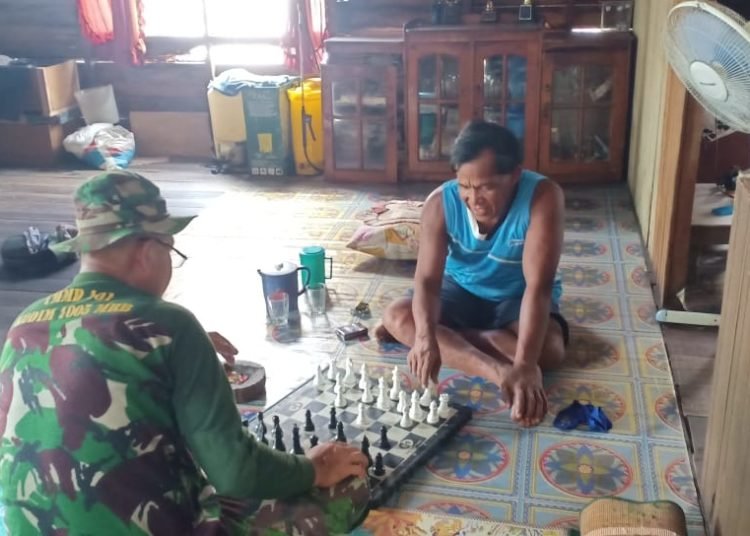 JALIN KEAKRABAN, SATGAS TMMD MAIN CATUR DENGAN WARGA