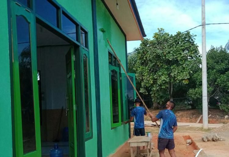 TAHAP AKHIR, SATGAS TMMD CAT PINTU DAN JENDELA MASJID HIDAYATULLAH
