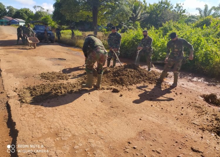 SATGAS TMMD INISIATIF TUTUP JALAN BERLUBANG MENUJU DESA