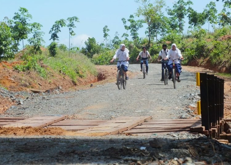 DULU PENUH LUMPUR, BERKAT TMMD JALAN INI BISA DILINTASI ANAK SEKOLAH