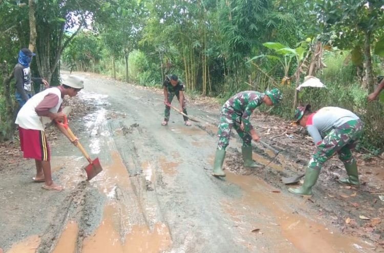 SATGAS TMMD GOTONG ROYONG BERSAMA WARGA BERSIHKAN GENANGAN AIR