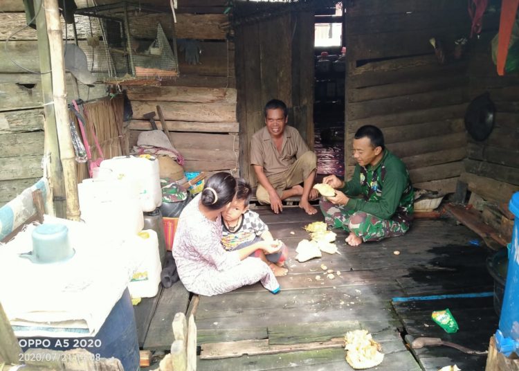 SATGAS TMMD LUANGKAN WAKTU BERKOMUNIKASI DENGAN WARGA