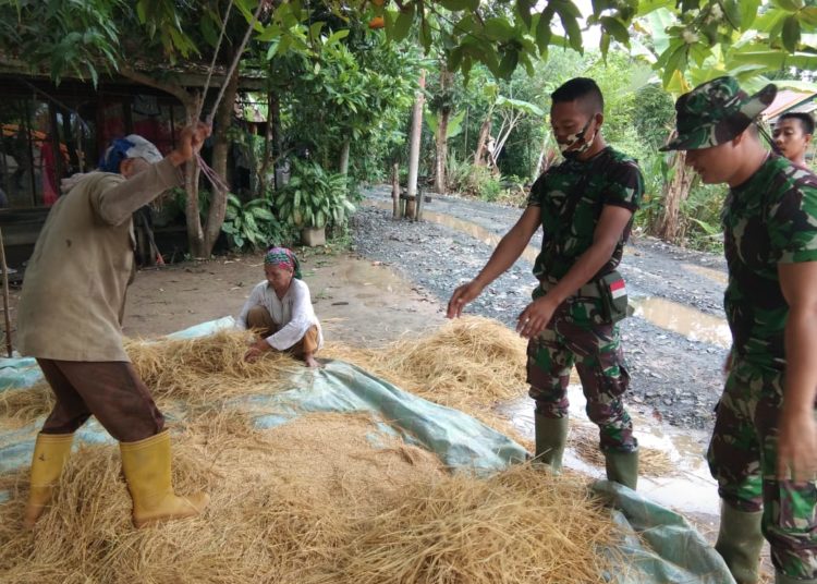 SEBELUM BERTUGAS, ANGGOTA SATGAS TMMD BANTU WARGA JEMUR PADI