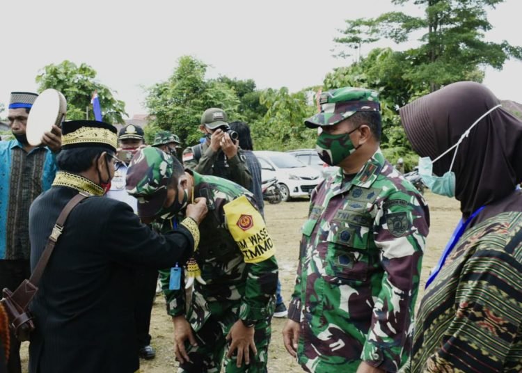 WARGA DESA SAMBUT KEDATANGAN TIM WASEV TMMD 108