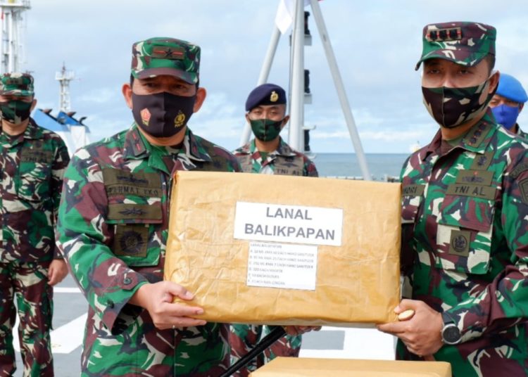 WAKILI MABES TNI, DANGUSPURLA KOARMADA II BERIKAN BANTUAN ALKES UNTUK LANAL BALIKPAPAN