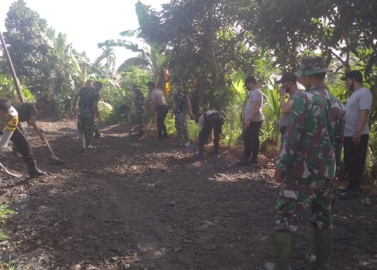 SINERGI TNI, POLRI DAN MASYARAKAT DI TMMD 108 MARABAHAN