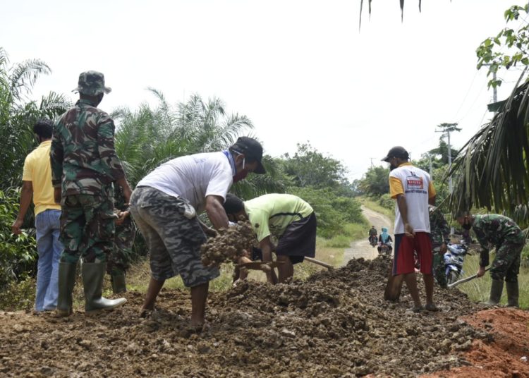MAKSIMALKAN WAKTU TERSISA, SATGAS TMMD BERSAMA WARGA GENJOT PEMBANGUNAN JEMBATAN