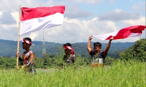 SATGAS PAMTAS PUPUK SEMANGAT DAN NASIONALISME ANAK PERBATASAN