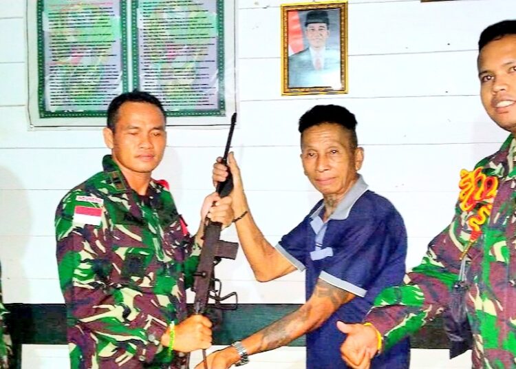 SATGAS PAMTAS YONIF RAIDER 200/BN APRESIASI PENYERAHAN SENJATA RAKITAN
