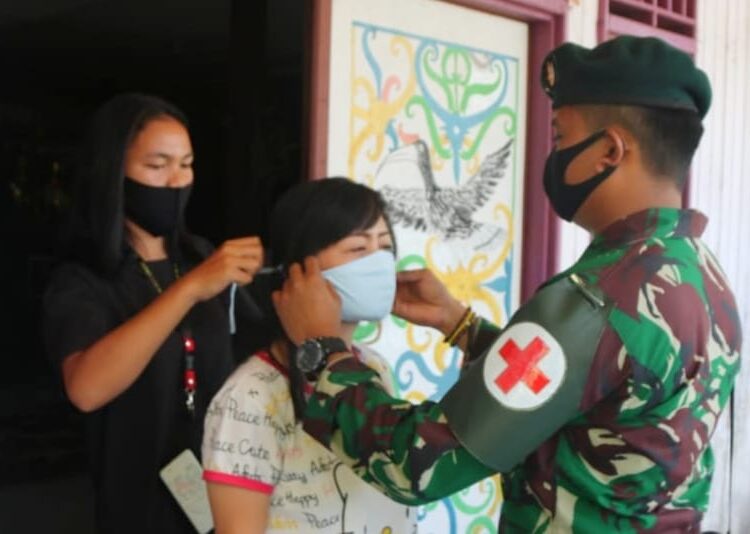PEDULI COVID, SATGAS PAMTAS YONIF RAIDER 200 BAGIKAN MASKER