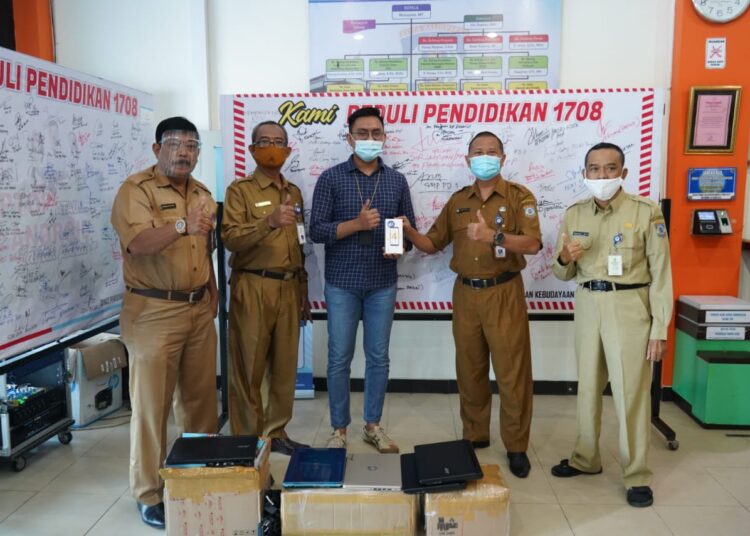 PEDULI PENDIDIKAN, PERTAMINA SERAHKAN 304 GADGET
