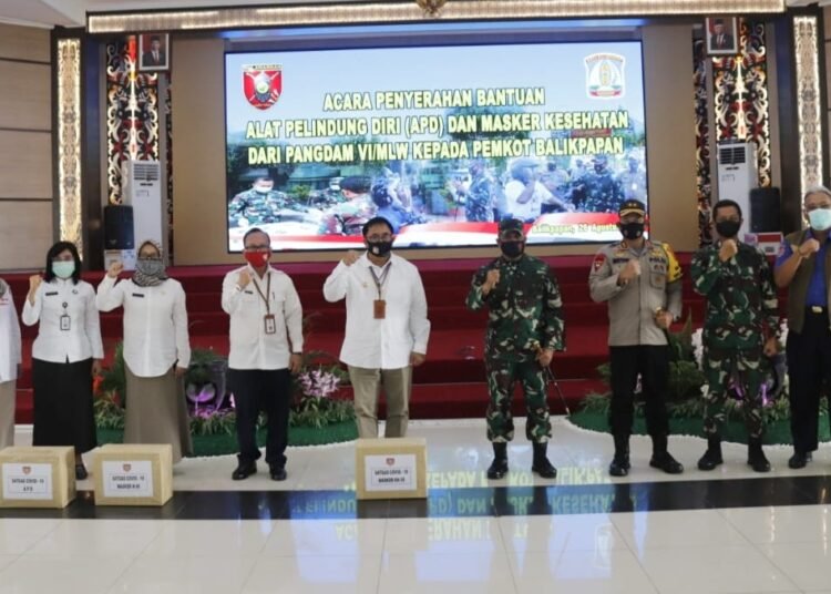 PANGDAM SERAHKAN BANTUAN APD DAN MASKER KE PEMKOT BALIKPAPAN