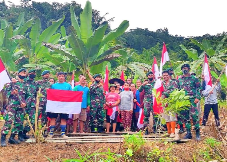 SINERGI BERSAMA RAKYAT, SATGAS PAMTAS BANTU MENANAM PADI